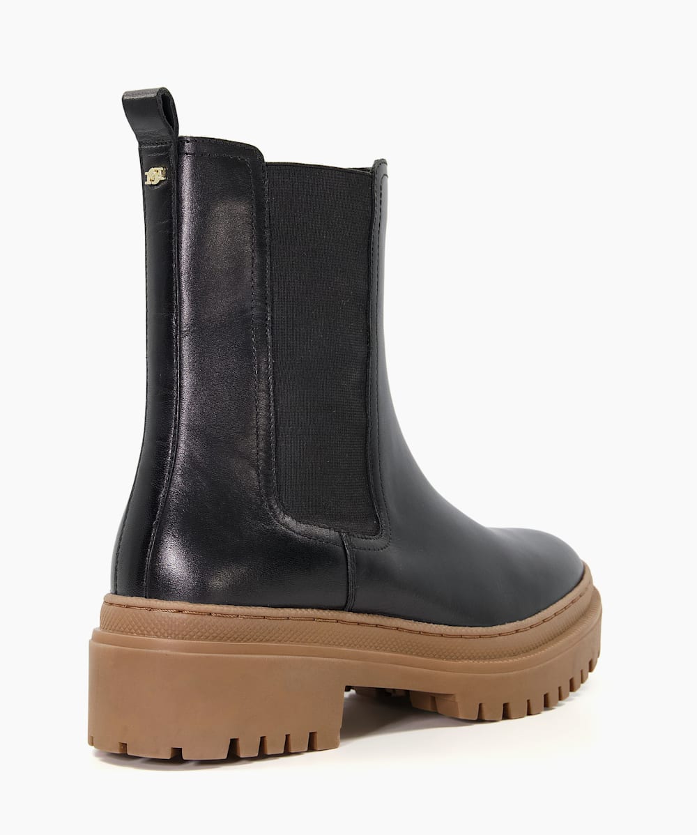 Black chelsea boots with brown sole 2025