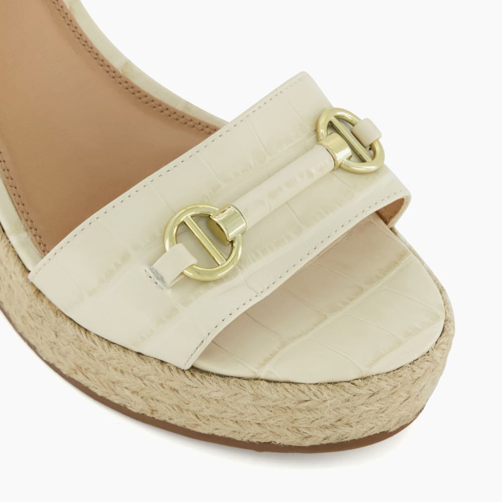 【DUNE LONDON】Kai エスパドリーユ ウェッジ サンダル Kai Ecru, Snaffle-Trim Leather Espadrille Wedges | Dune London