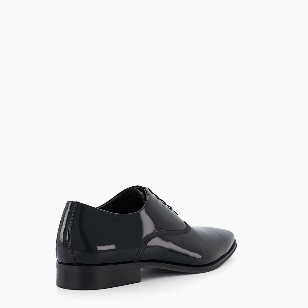 Black and white patent leather shoes 2025