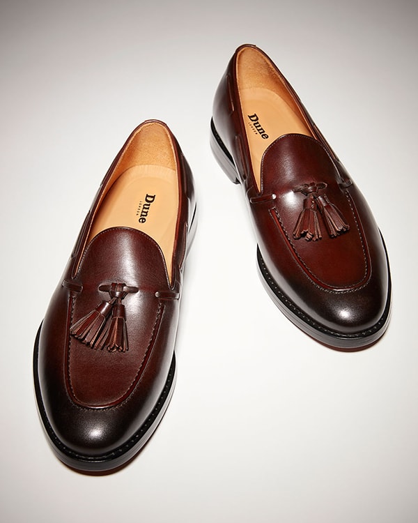 Classic men&rsquo;s loafers in brown leather.