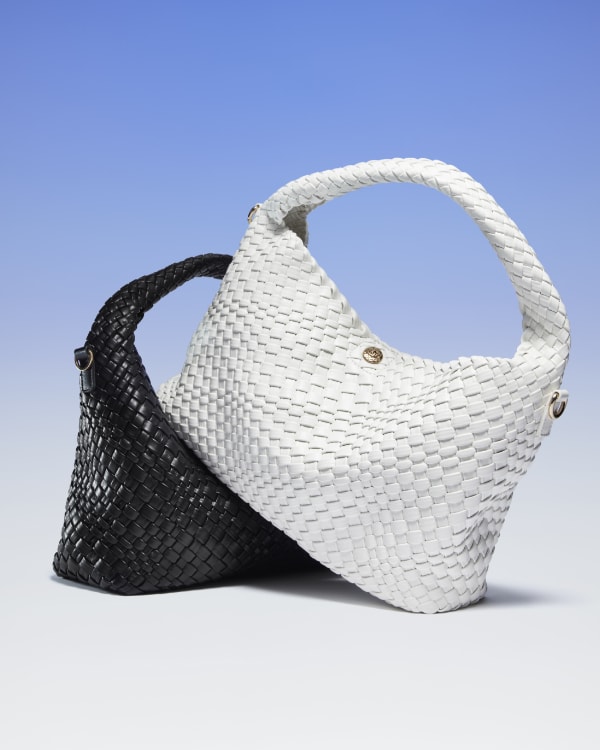 Woven shoulder bag in white and black