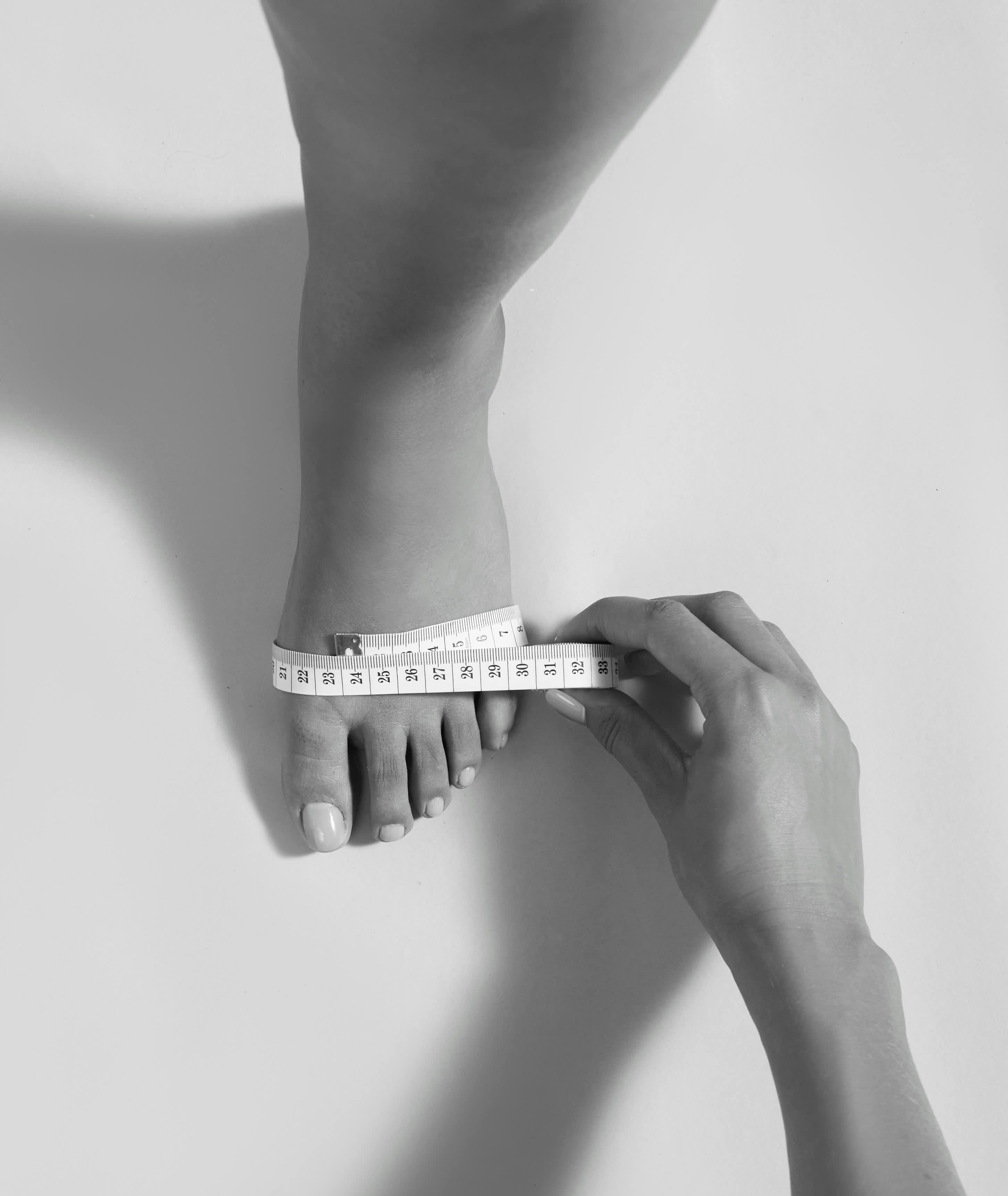 An image illustrating how to measure foot width
